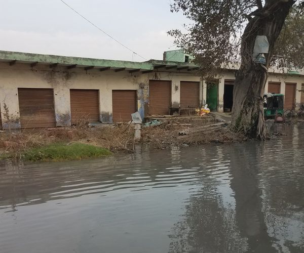 In the same city where the Taj is, sewer water is on the street