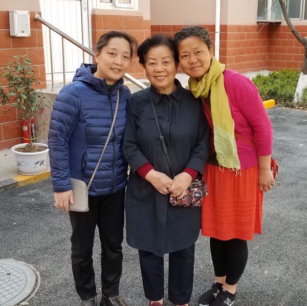 Mom and daughters: Little Cloud and Little Mao (Nanqi)