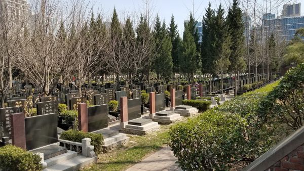 A visit to Nanqi's father's grave.
